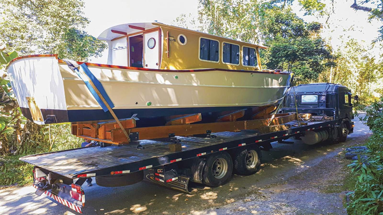 Biólogo constrói barco no quintal de casa