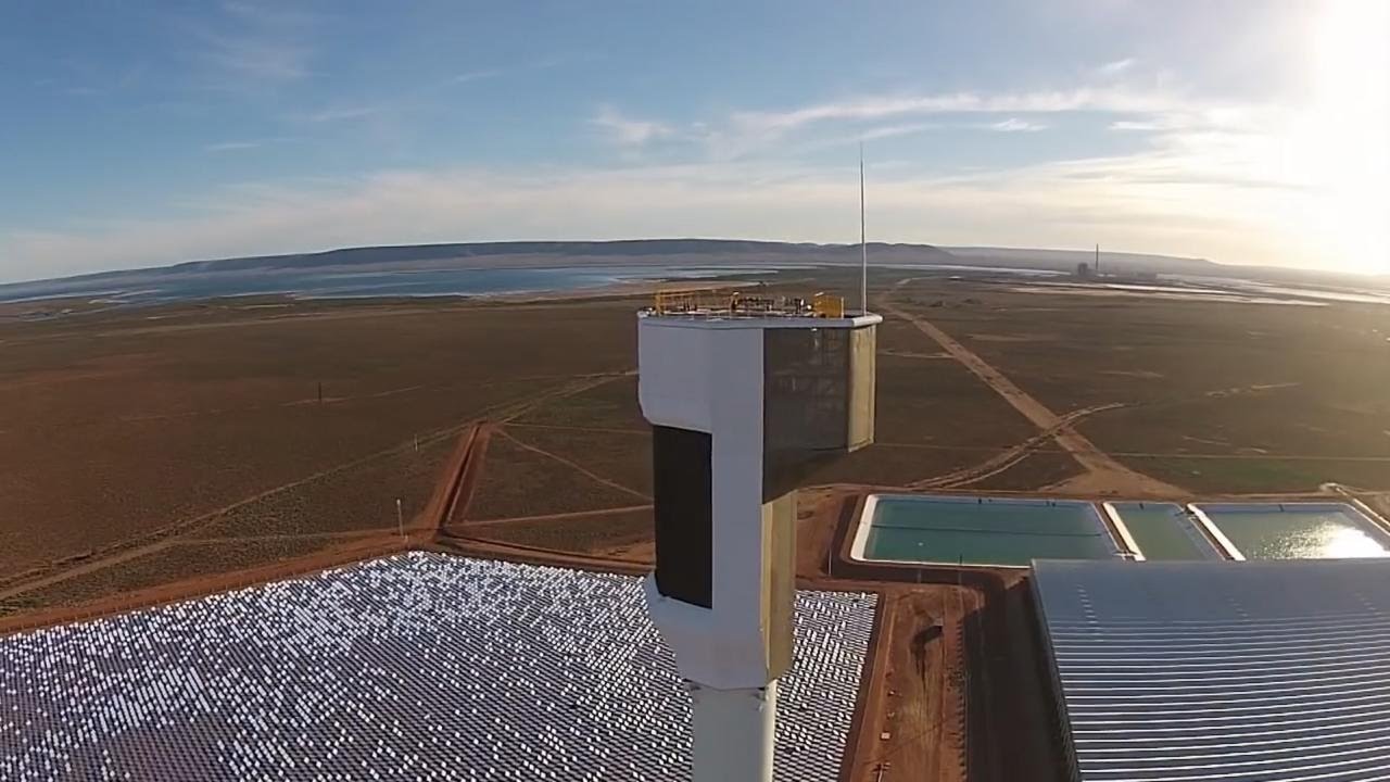 Sundrop Farms usa água do mar, energia solar concentrada e hidroponia para produzir tomates em escala industrial no deserto australiano.