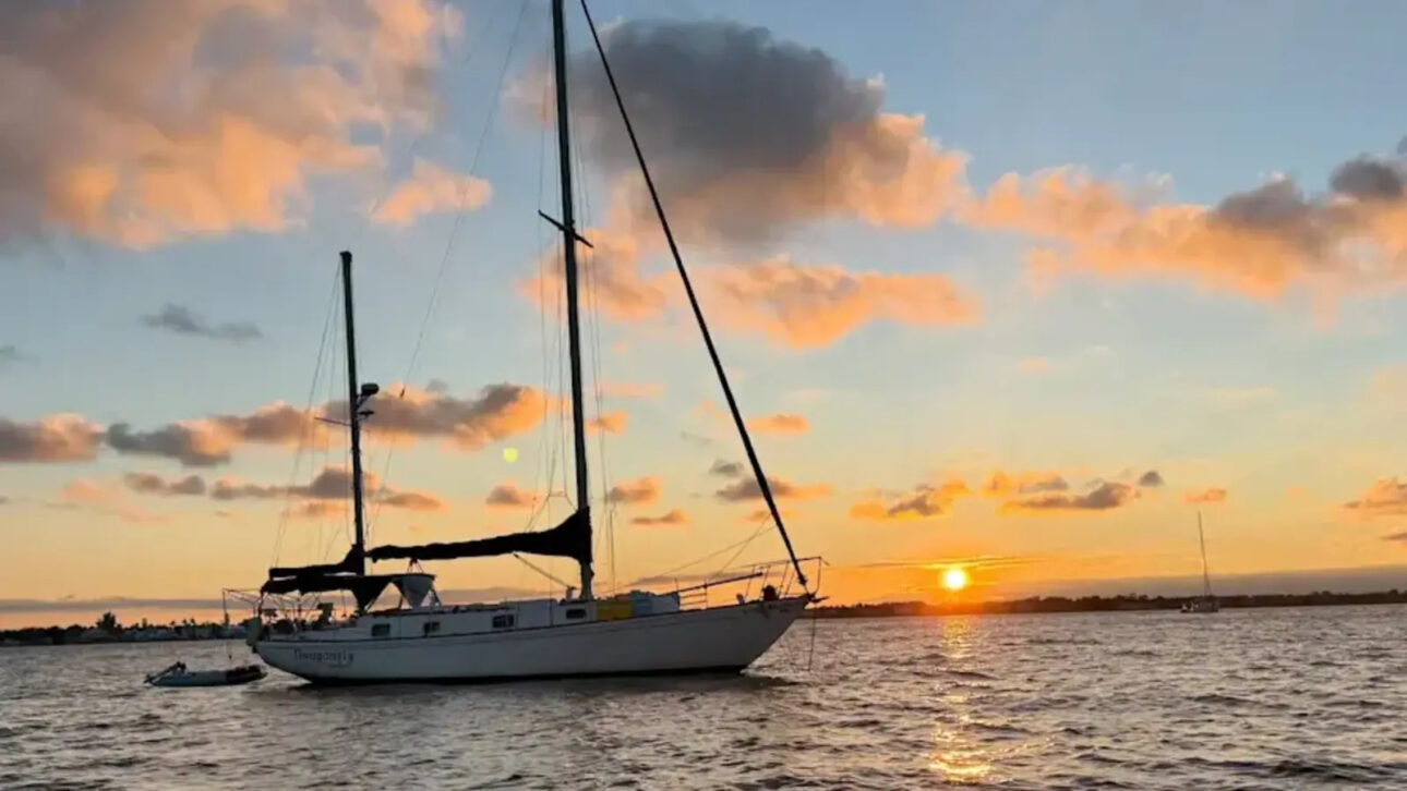 Cansado de moradias caras, casal compra barco por US$ 1, transforma embarcação de 1970 em nova casa e passa quatro meses navegando da Carolina do Norte até a Flórida