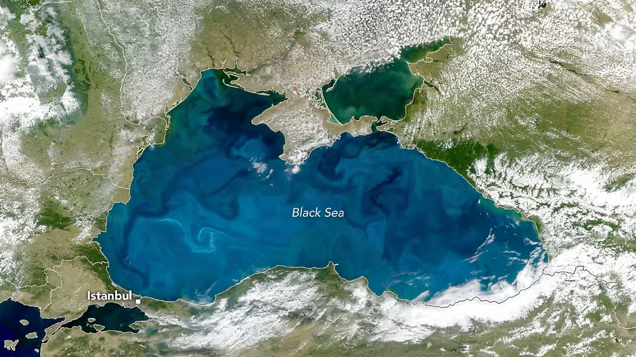 Descubra como minúsculos seres vivos alteraram a paisagem do Mar Negro em 2026, em um espetáculo capturado por astronautas e satélites.
