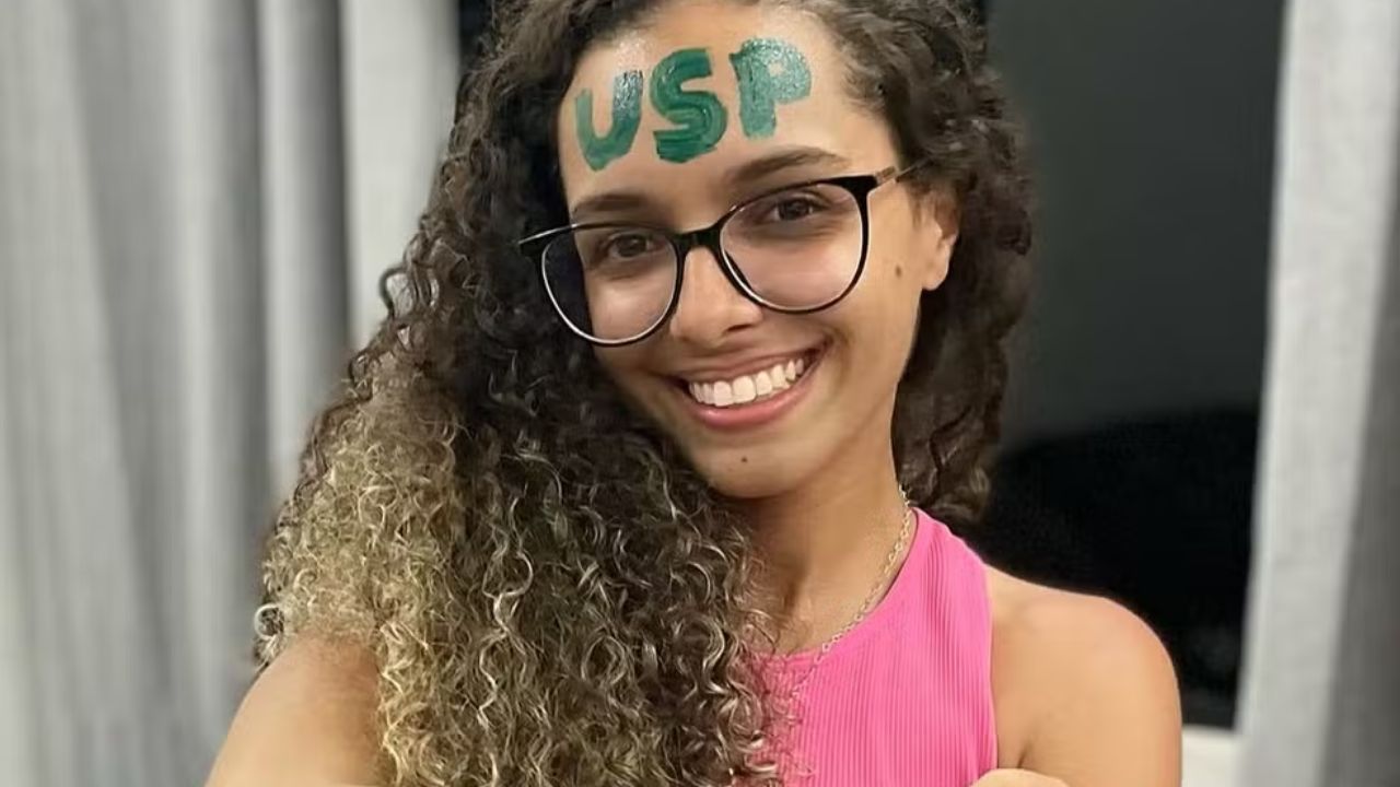 Estudante aprovada em Medicina na USP estudou toda a vida em escola pública, manteve uma rotina intensa de preparação e surpreendeu os pais com a conquista.