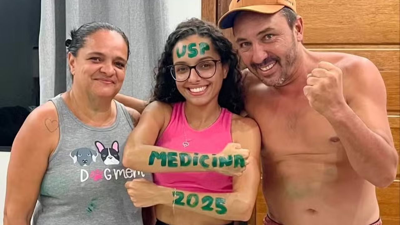 Estudante aprovada em Medicina na USP estudou toda a vida em escola pública, manteve uma rotina intensa de preparação e surpreendeu os pais com a conquista.