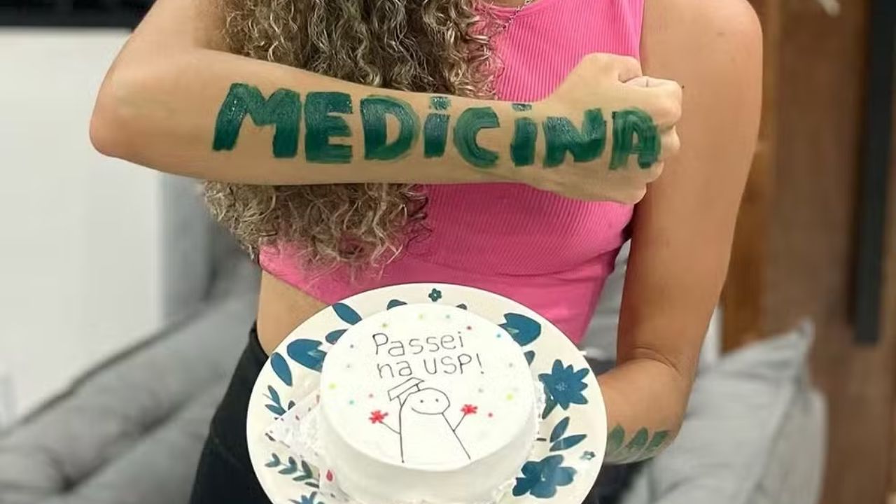 Estudante aprovada em Medicina na USP estudou toda a vida em escola pública, manteve uma rotina intensa de preparação e surpreendeu os pais com a conquista.