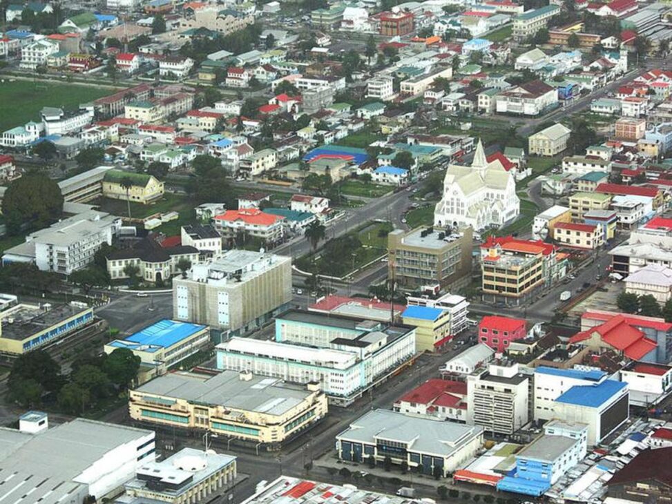Vista aérea da cidade de Georgetown, na Guiana, destacando a área urbana do país que se tornou uma das economias que mais crescem no mundo após a expansão da indústria petrolífera offshore.