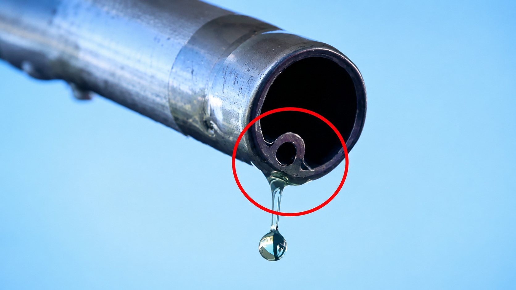 Detalhe do bico de uma bomba de combustível mostrando o pequeno orifício responsável pelo desligamento automático durante o abastecimento, mecanismo baseado no efeito Venturi.