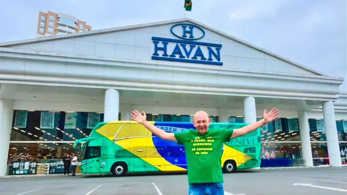 Luciano Hang em frente a uma megaloja da Havan, rede varejista que ainda não possui unidade na cidade de São Paulo.