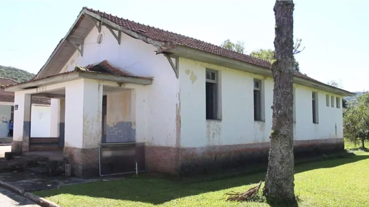 Hospital Santa Teresa revitalizado em São Pedro de Alcântara após reforma estrutural e modernização da rede elétrica.