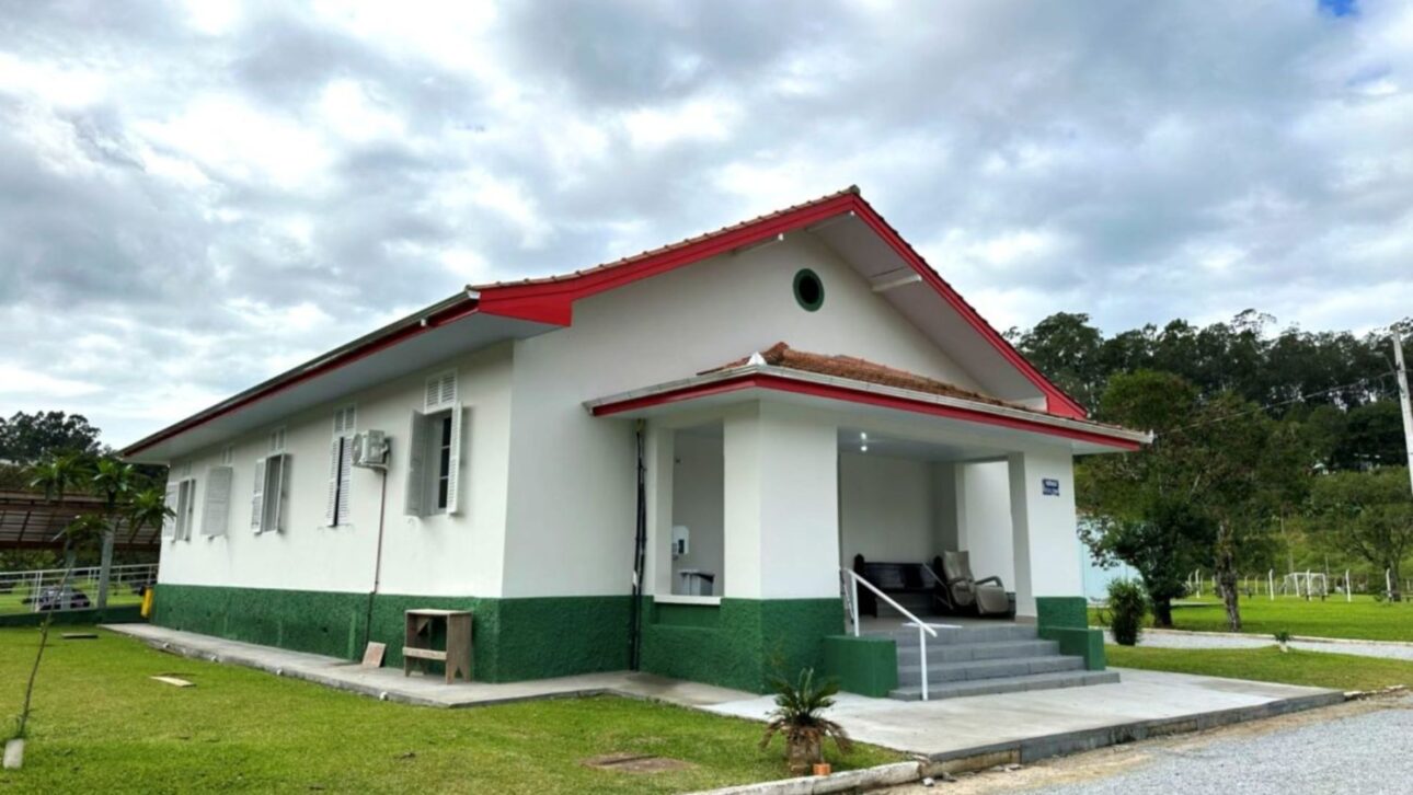 Hospital Santa Teresa revitalizado em São Pedro de Alcântara após reforma estrutural e modernização da rede elétrica.
