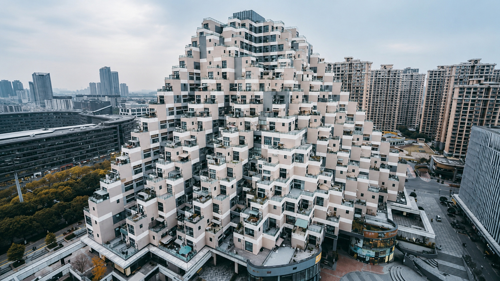 Descubra os apartamentos da Pirâmide de Kunshan, uma construção icônica com design inusitado e terraços amplos.