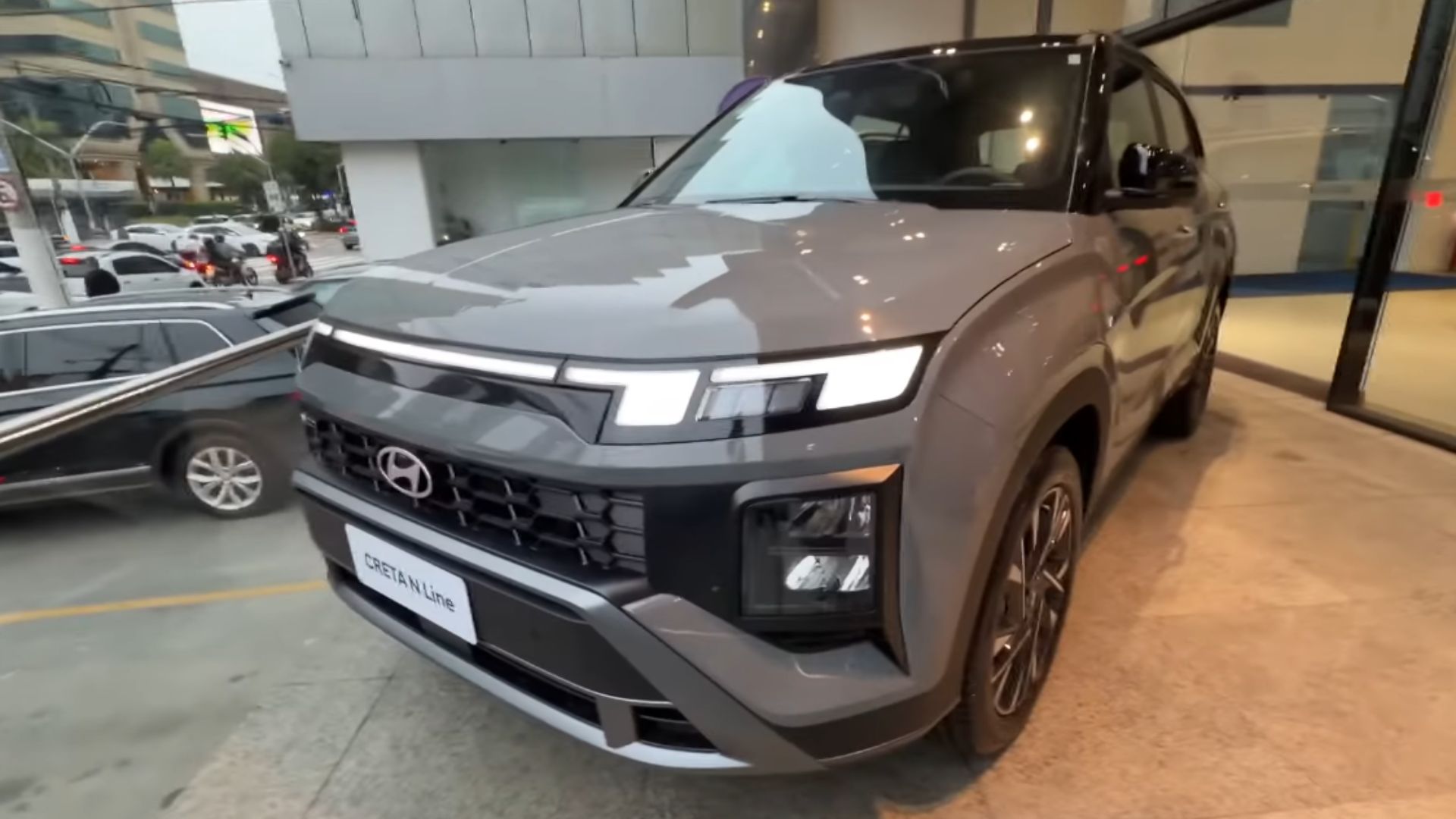 Hyundai Creta Limited prata estacionado em avenida urbana durante campanha promocional no Brasil.