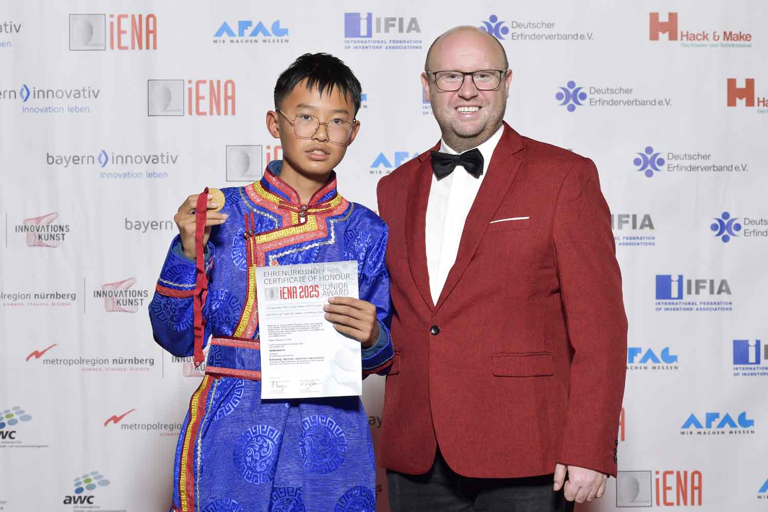Adolescente chinês cria sistema sem energia que transforma umidade do ar em gotas subterrâneas para irrigar mudas em áreas secas da China. (Imagem: Reprodução/Xinhua)