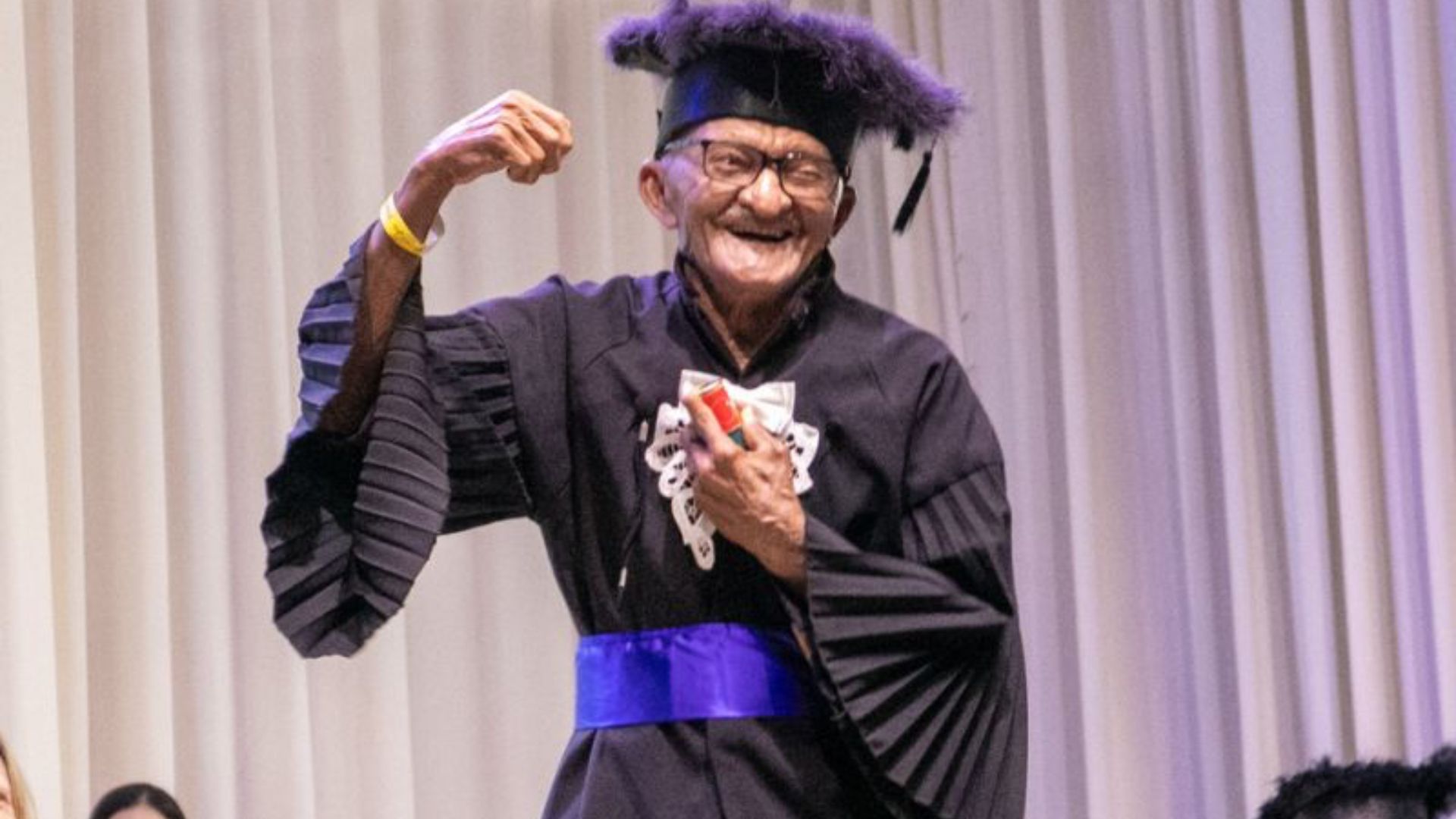 Idoso de 94 anos recebe diploma durante cerimônia de formatura do programa de alfabetização em Teresina, no Piauí. Foto: Willame Lucas