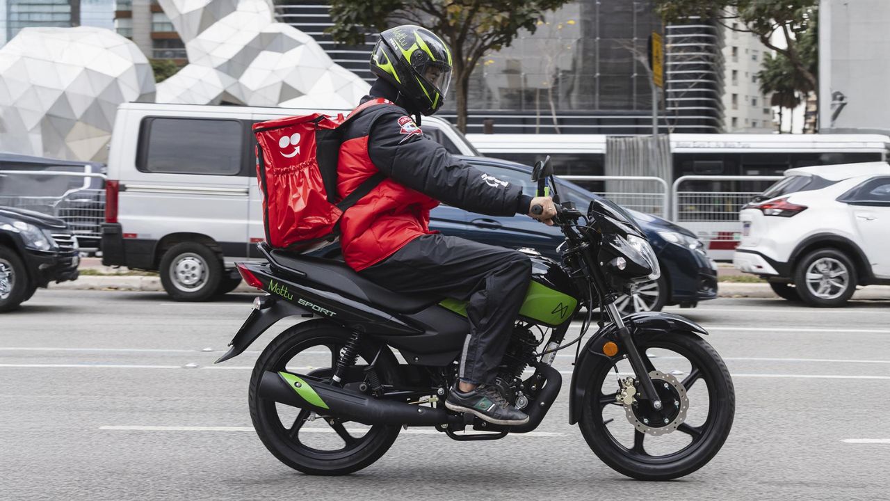 iFood created the Minha CNH program to assist bicycle couriers in obtaining motorcycle licenses with financial support.
