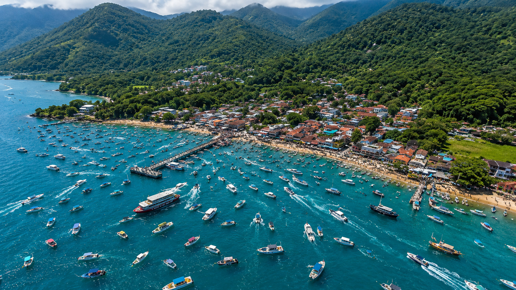 Barcos e manifestantes protestam contra taxa de turismo na Vila do Abraão, em Ilha Grande, Angra dos Reis.