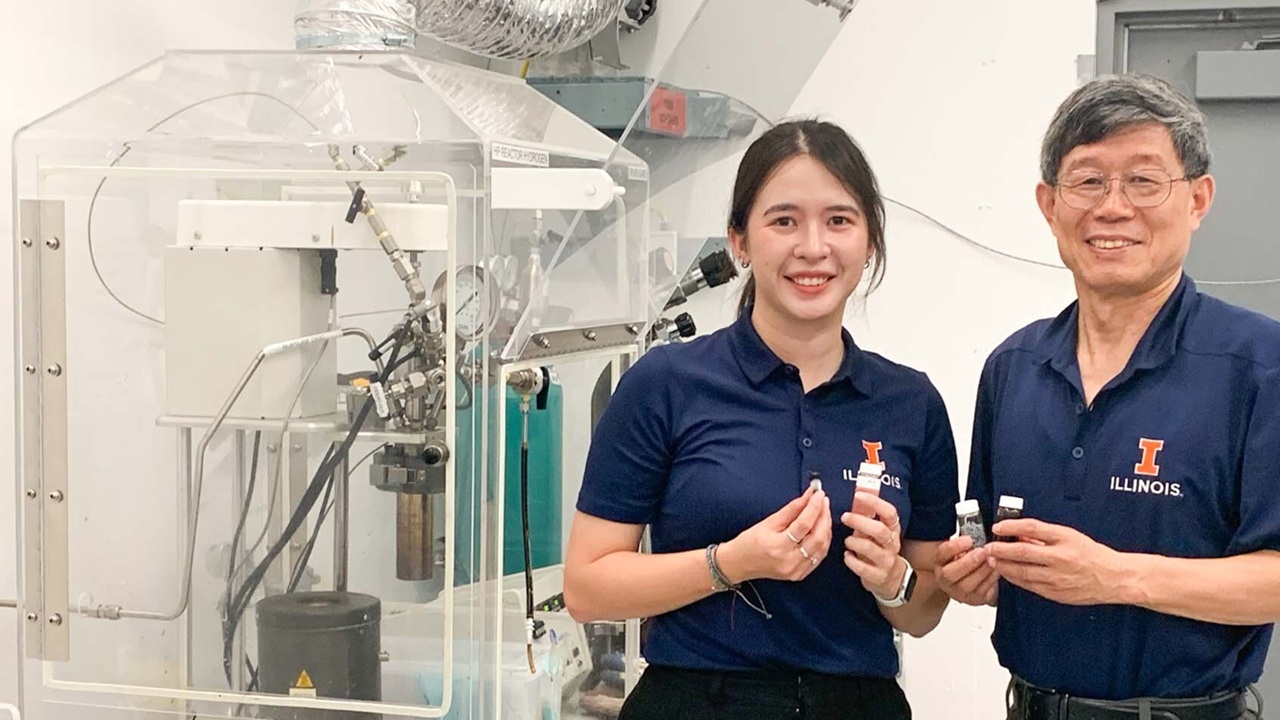 Cientistas criam combustível de aviação com restos de comida, testam mistura de 50% e apontam potencial para reduzir emissões de carbono.