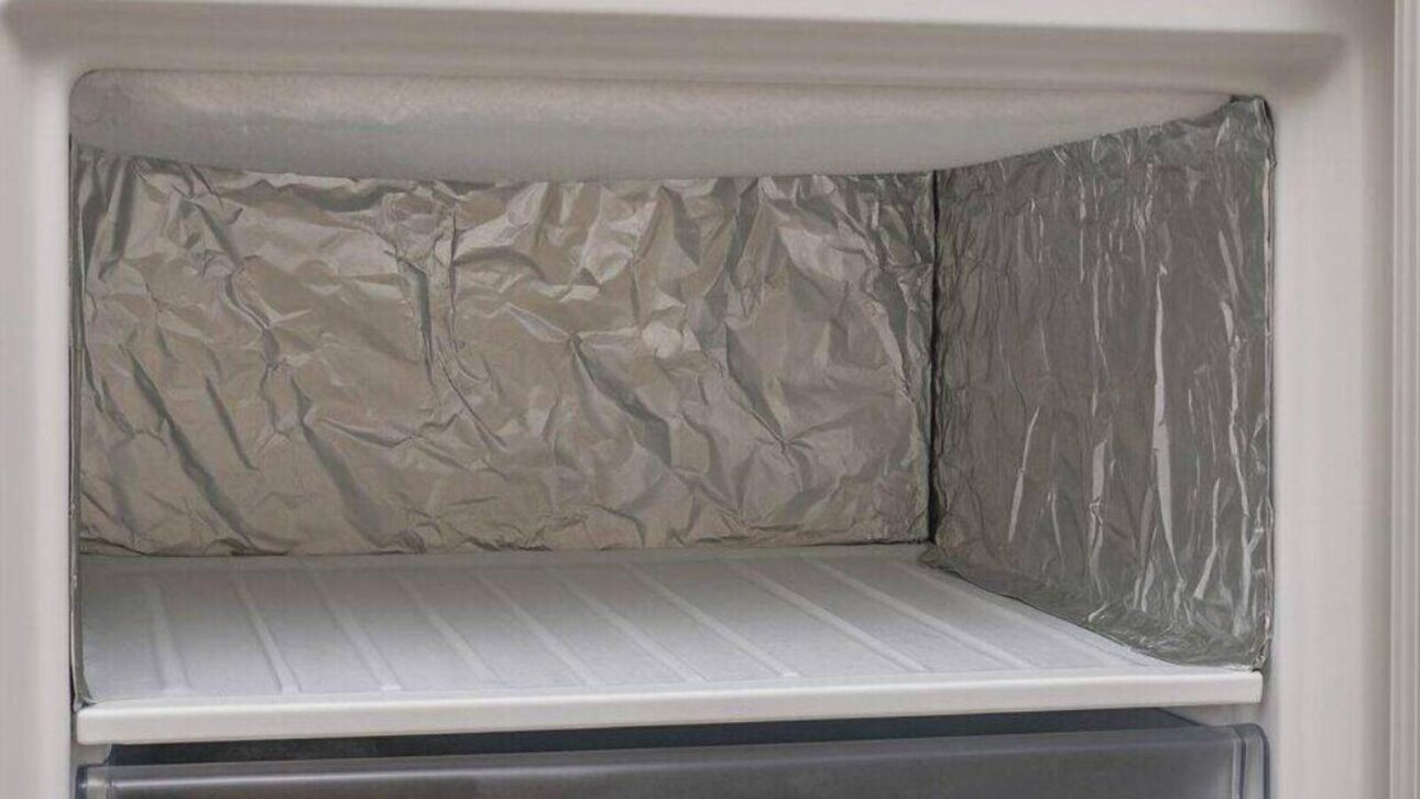Simple trick with aluminum foil can eliminate excess ice stuck in the freezer with less effort and facilitate appliance cleaning.