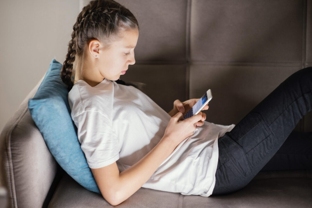 The preference for text reflects a contemporary desire for greater control over time and one's own image in social interactions Photo: Wavebreak Media LTD/ND Mais