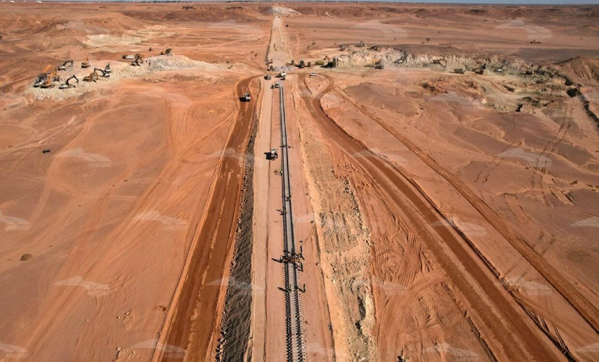 Trem de carga cruzando a savana africana