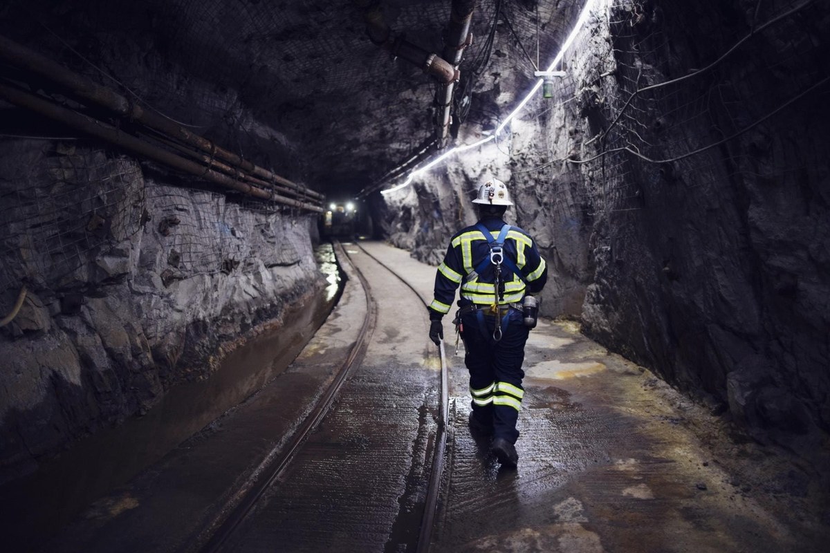 Túnel de mina subterrânea iluminado