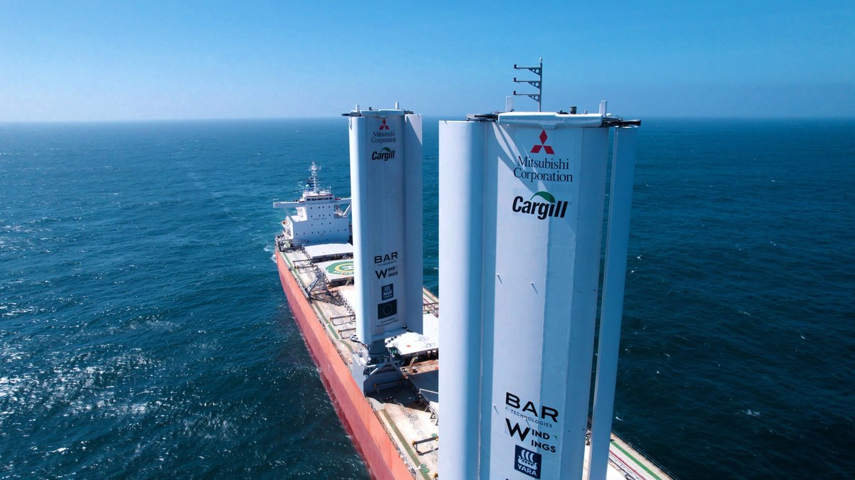 Navio de carga com velas rígidas no mar