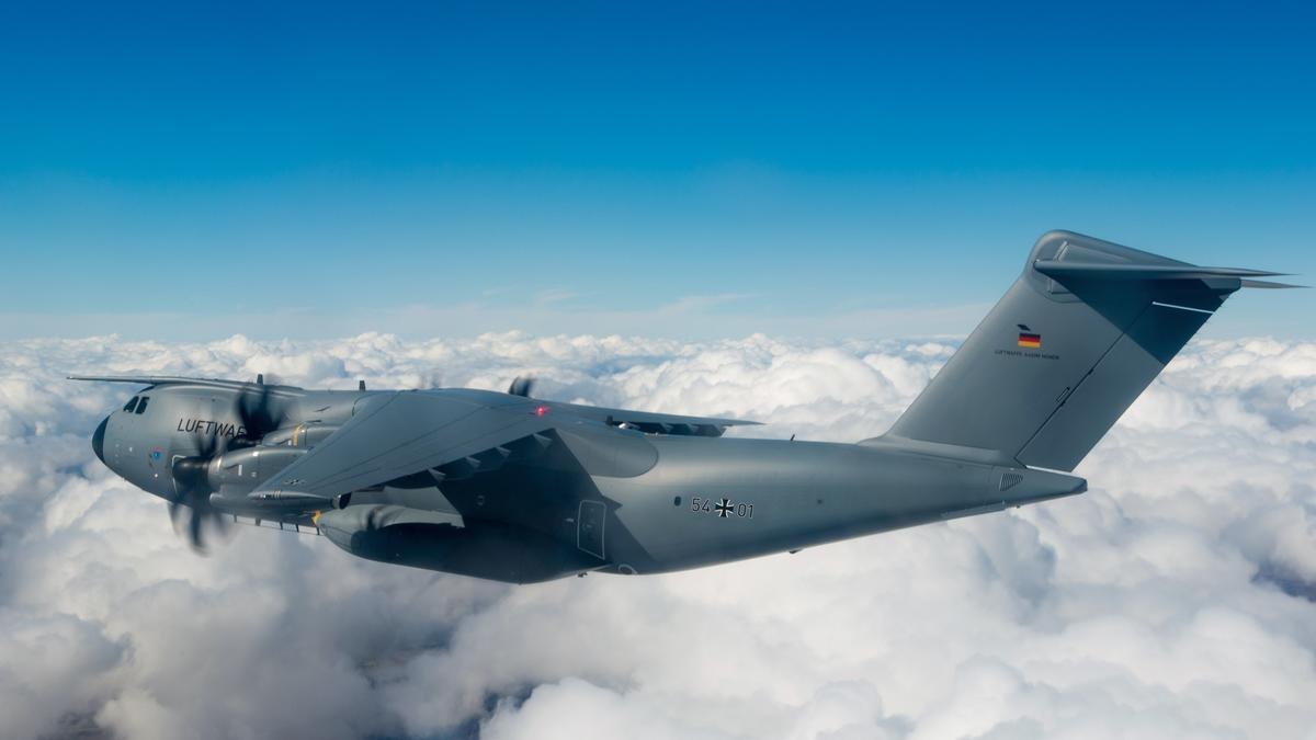 Avión de transporte militar Airbus A400M en vuelo