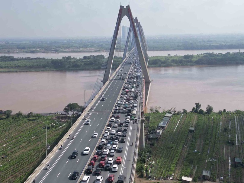 Ponte estaiada em construção sobre rio na Ásia