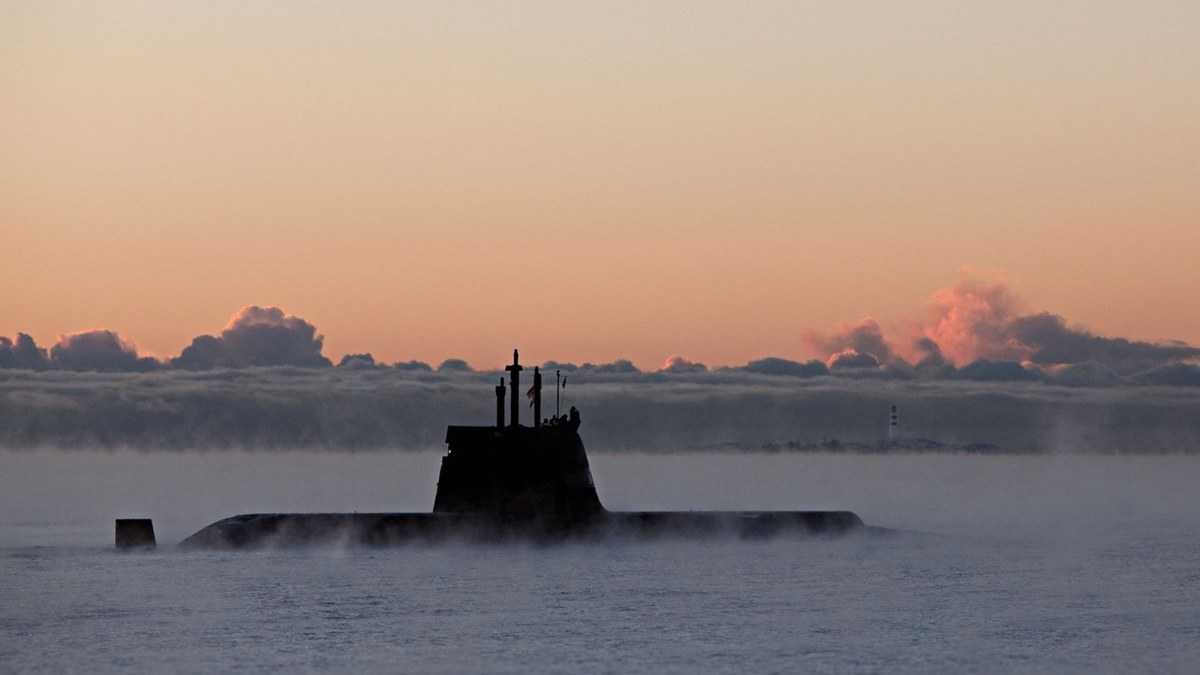 Submarino nuclear navegando na superfície do mar