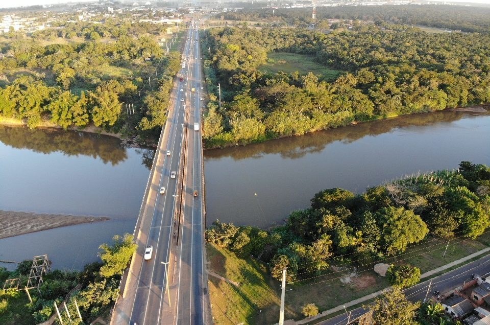 Puente vial moderno en construcción