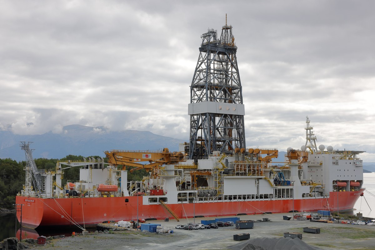 Deepwater drilling drillship in the ocean