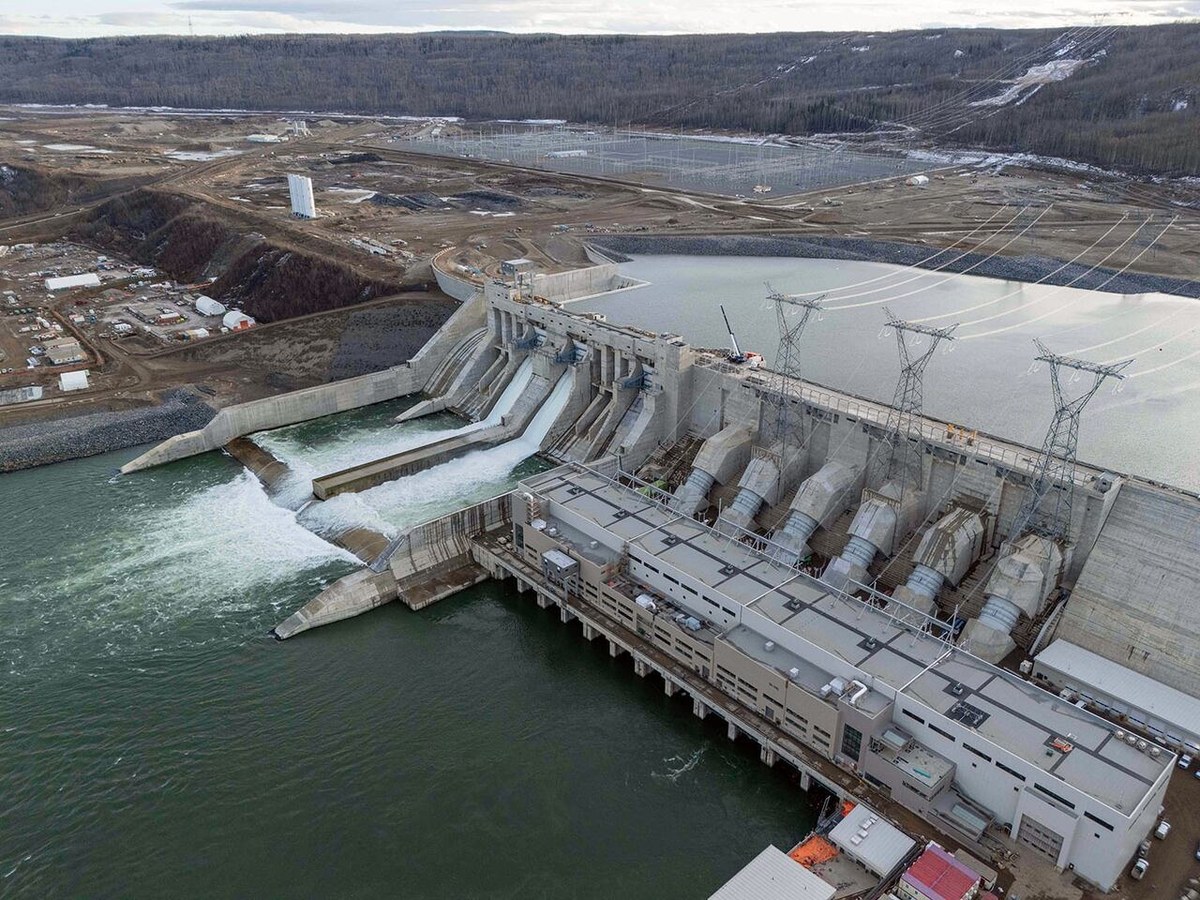 Usina hidrelétrica em construção sobre um grande rio