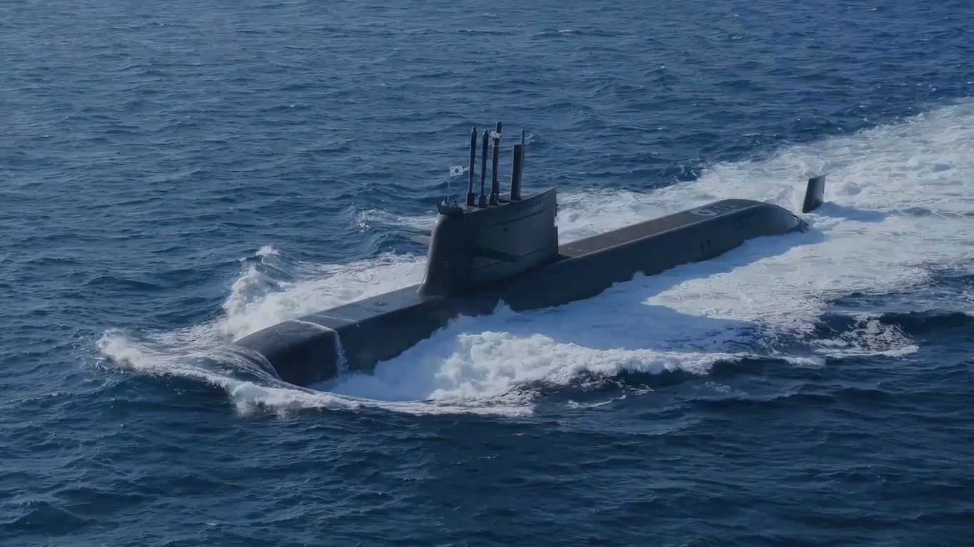 Submarino da classe KSS-III da Marinha da Coreia do Sul navegando na superfície