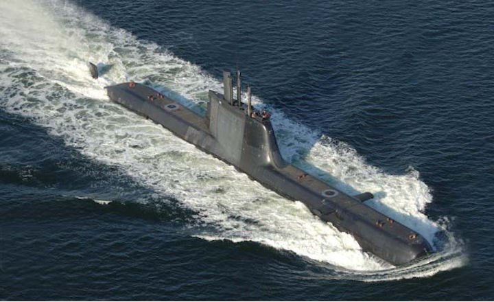 Submarino da classe Reis da Marinha turca no mar com montanhas ao fundo