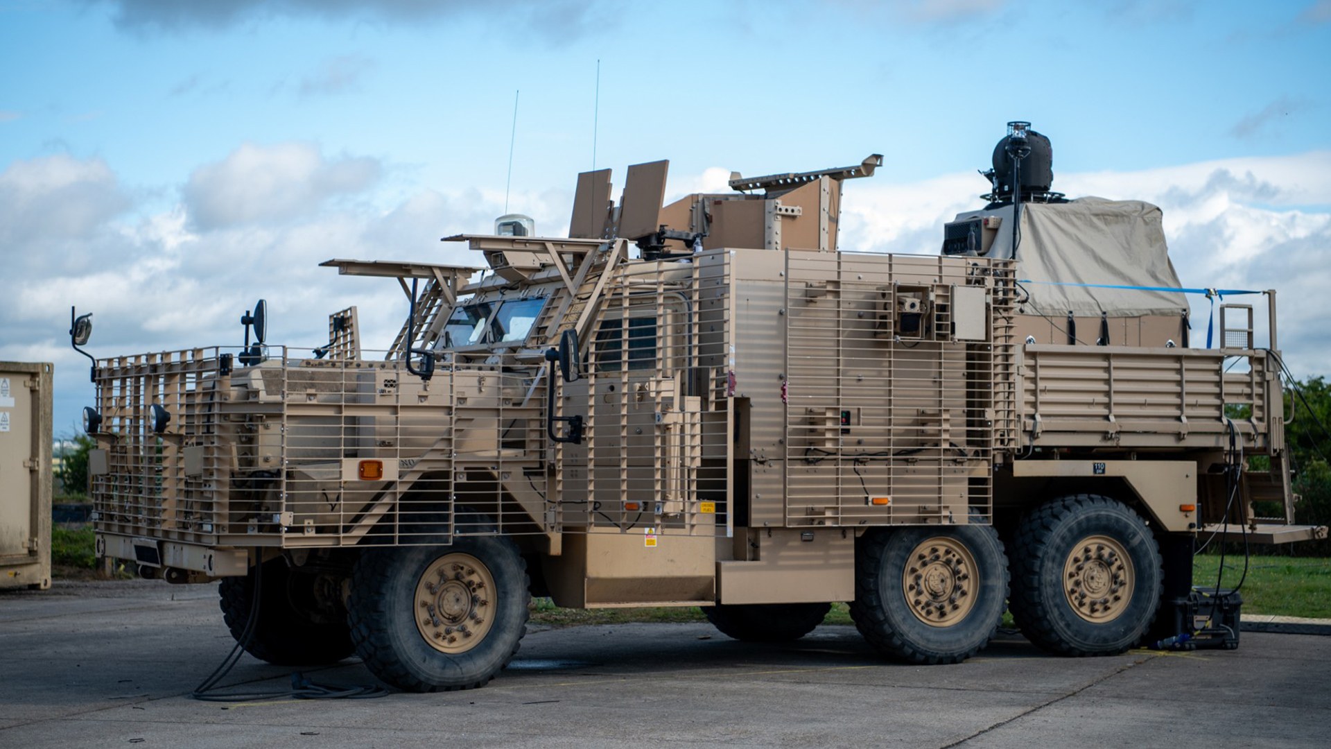 Veículo militar com sistema de laser montado no deserto