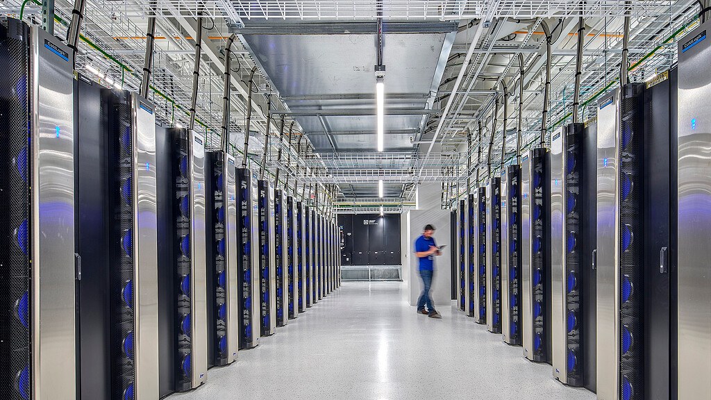 Corredor de servidores em data center iluminado em azul