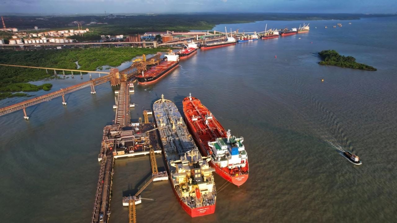 Vista aérea de porto graneleiro com navios e terminais