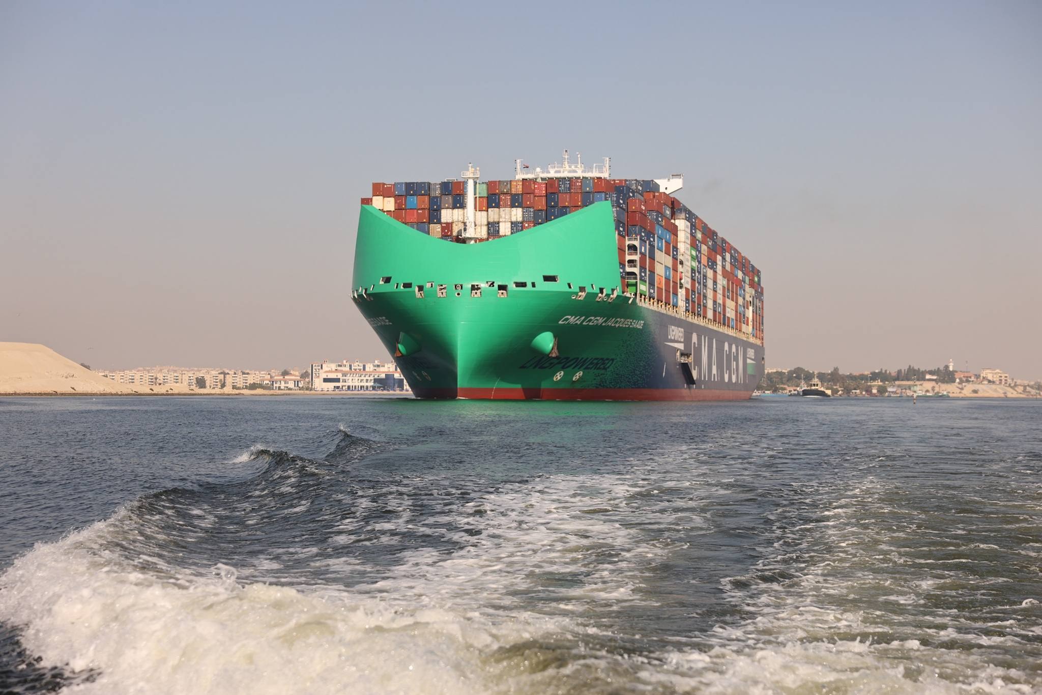Navio porta-contêiner gigante carregado em porto
