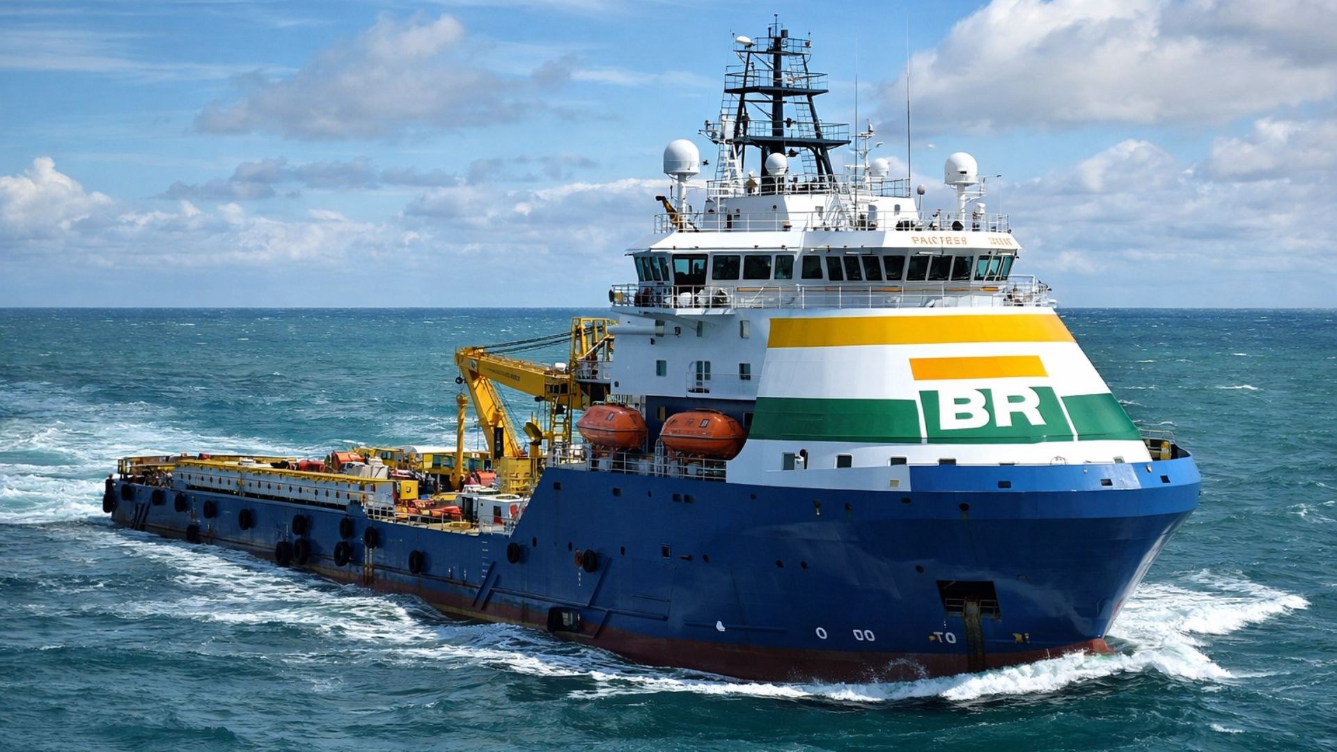 Embarcação de apoio marítimo offshore navegando no mar