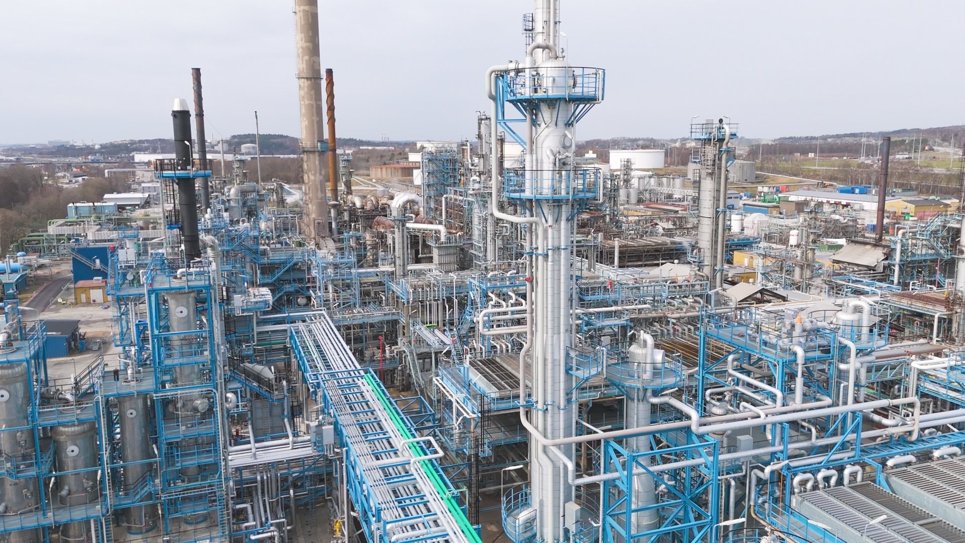 Planta industrial de biorrefinaria com tanques de armazenamento