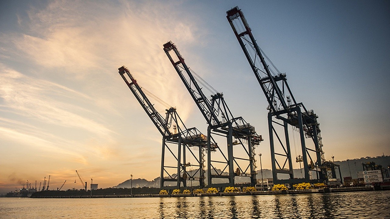 Terminal de contêineres do Porto de Santos com guindastes