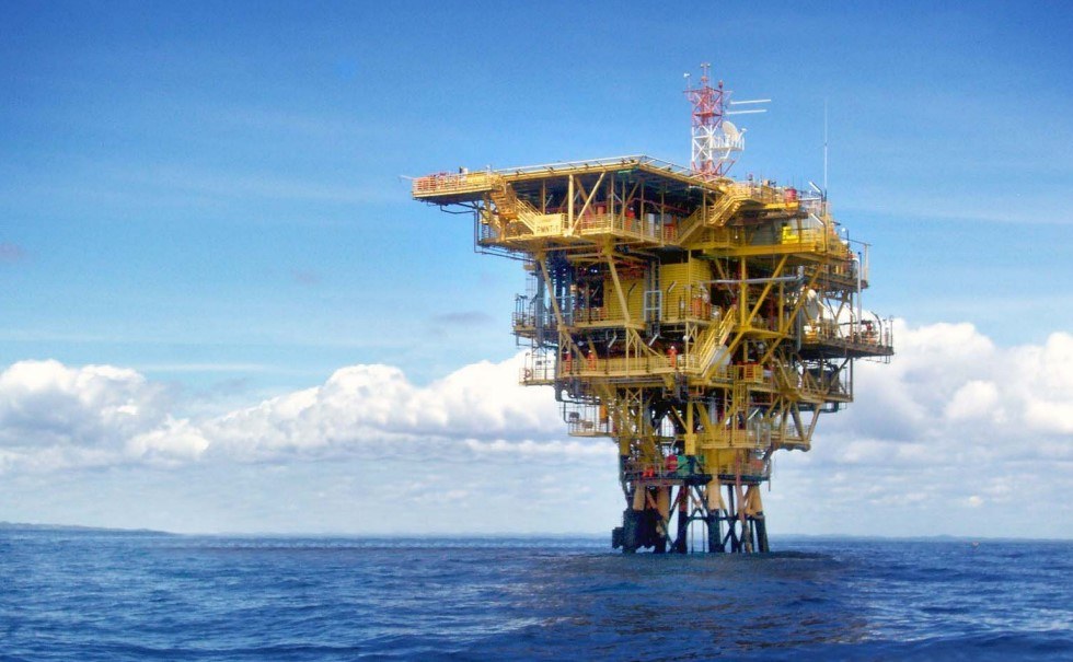 Plataforma de produção de petróleo e gás natural no mar