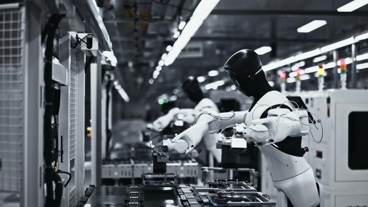 Robot humanoide trabajando en línea de montaje industrial