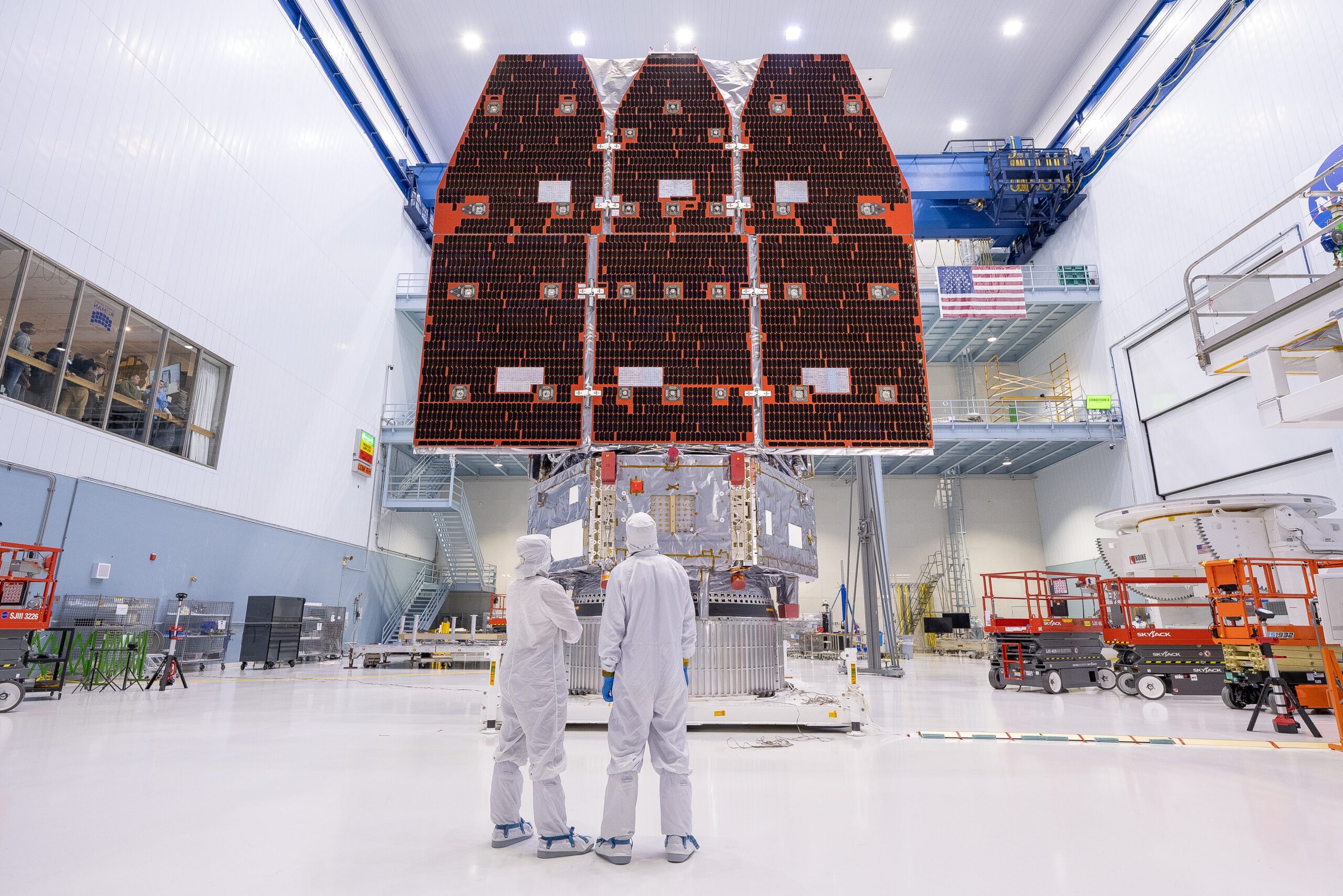 Telescópio espacial Roman em sala limpa com técnicos