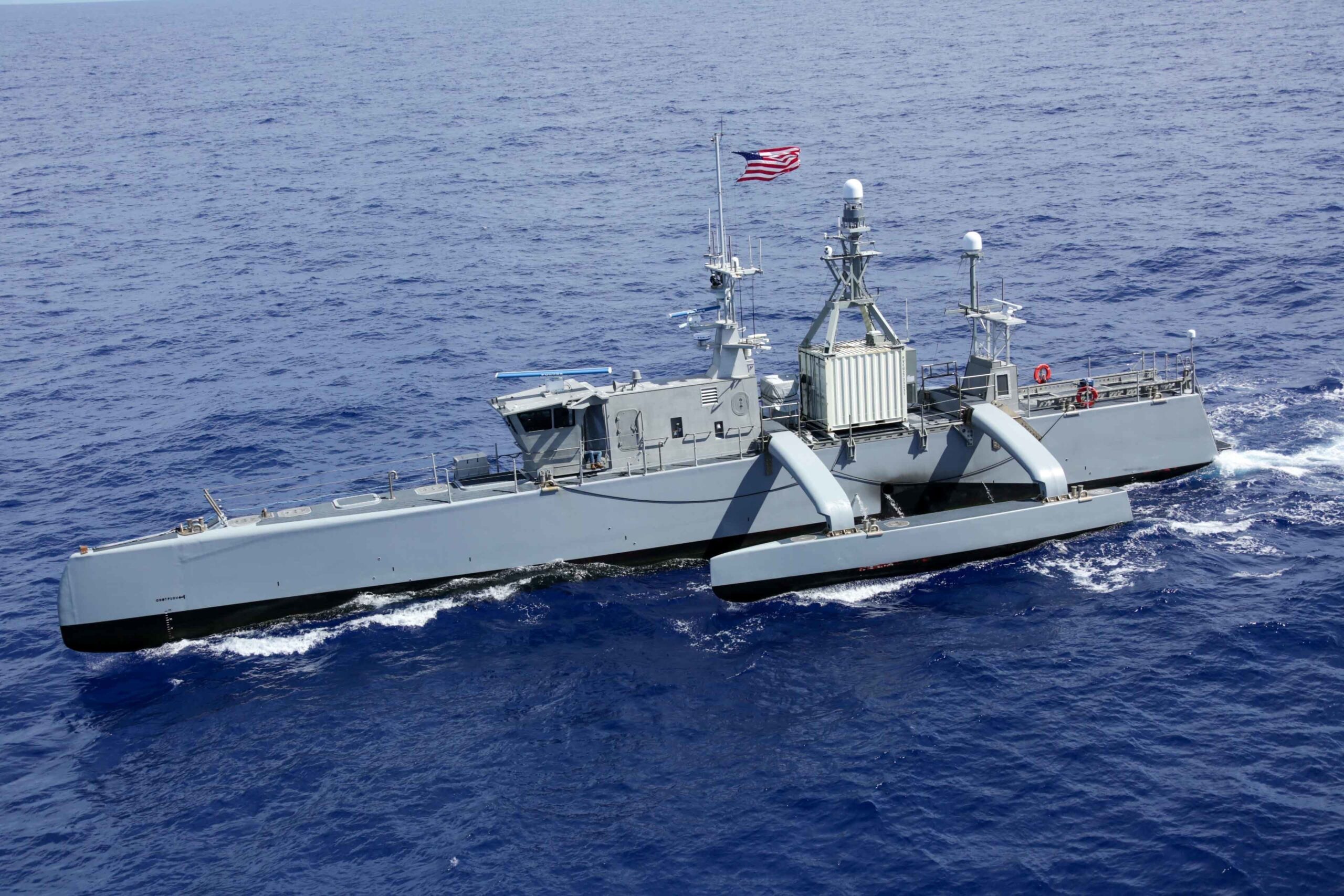 Navio de superfície não tripulado navegando no oceano