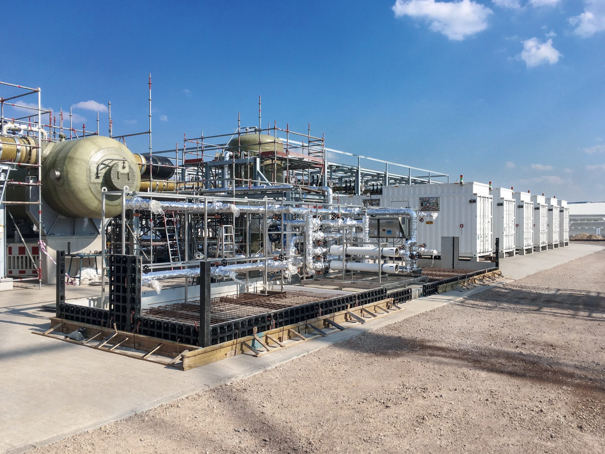 Planta industrial de produção de hidrogênio verde com eletrolisadores