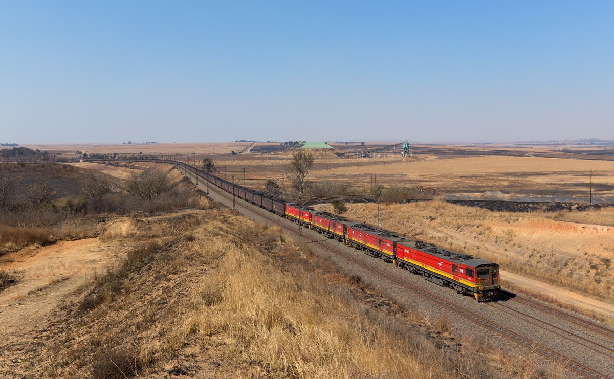 Construção de trilhos de ferrovia em terreno aberto