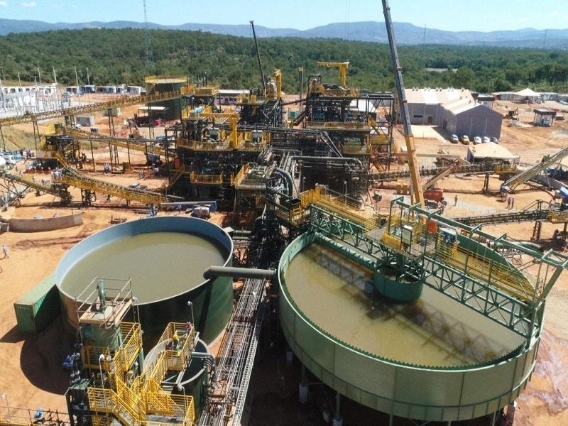 Operação de mineração de lítio com maquinário