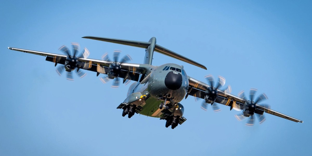 Avión militar A400M sobrevolando nubes