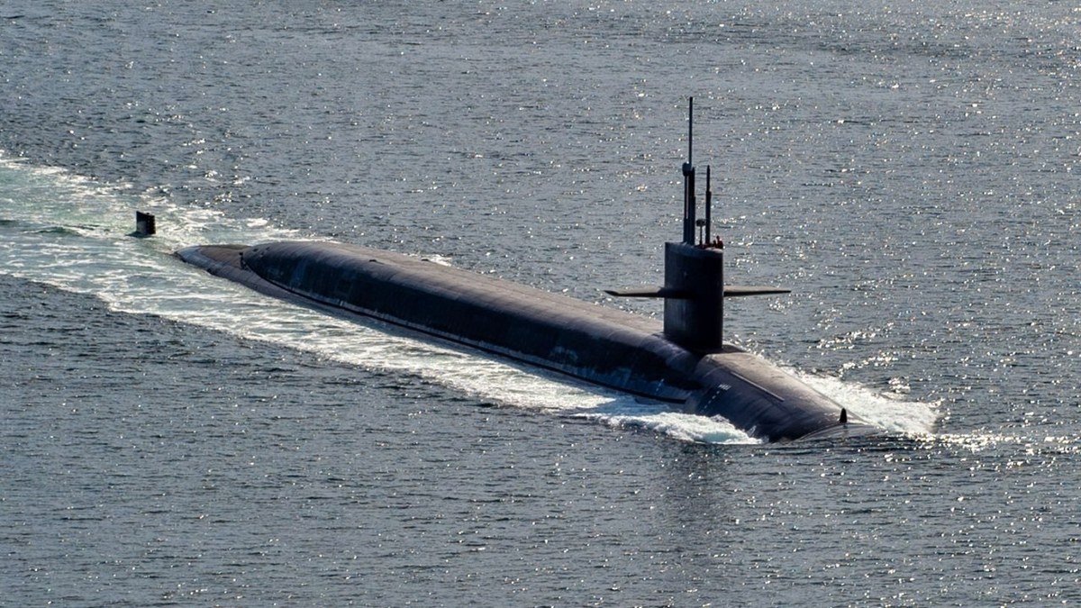 Submarino de ataque visto do alto no oceano