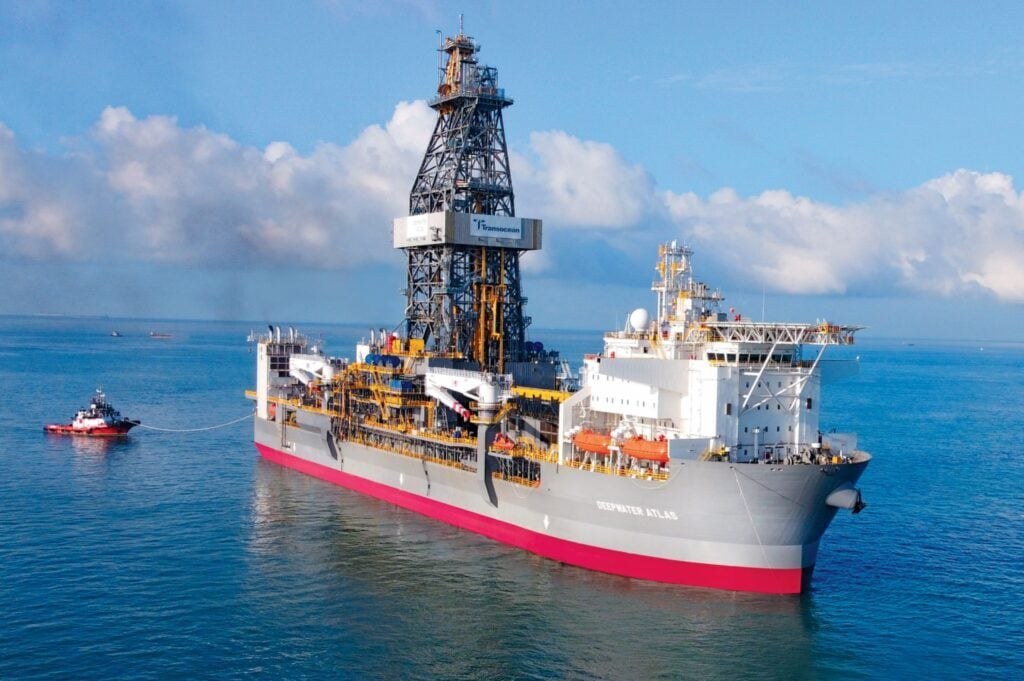 Plataforma de perforación offshore en el mar