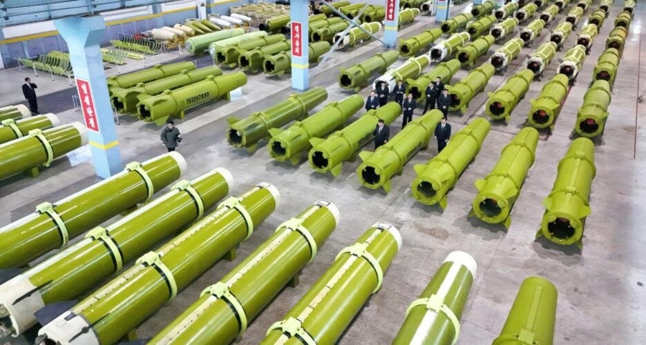 Linha de produção de mísseis em fábrica militar